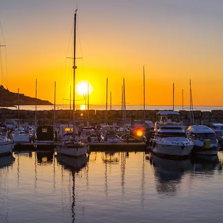 Baia Serena With Terrace & Parking - Happy شقة